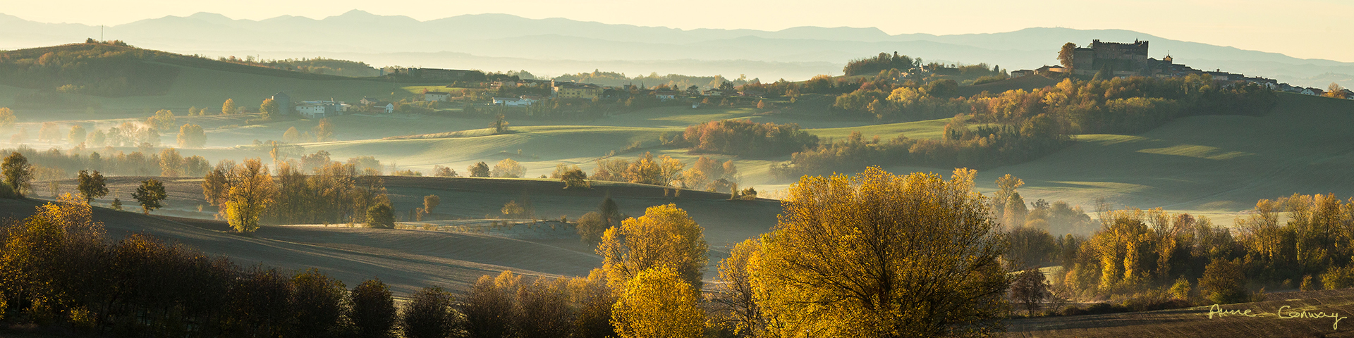 Montemagno in autumn mist. Monferrato, Piedmont